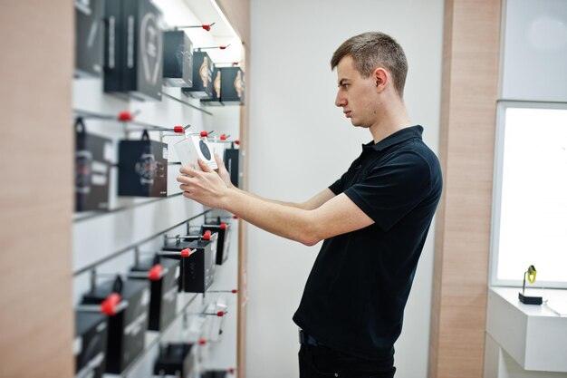 Vendedor hombre consultor profesional de telefonía móvil en tienda o tienda de tecnología