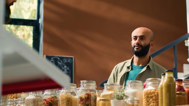 El vendedor ofrece productos a granel al hombre