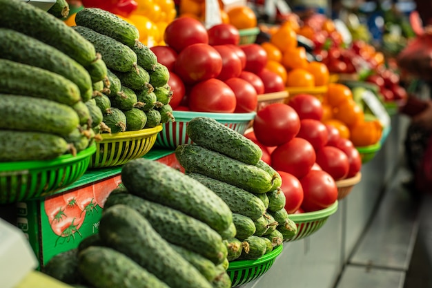 Se venden verduras frescas en el mercado.