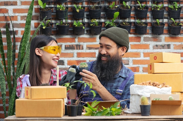 Venta de plantas en línea; parejas sonriendo mientras cultivan plantas