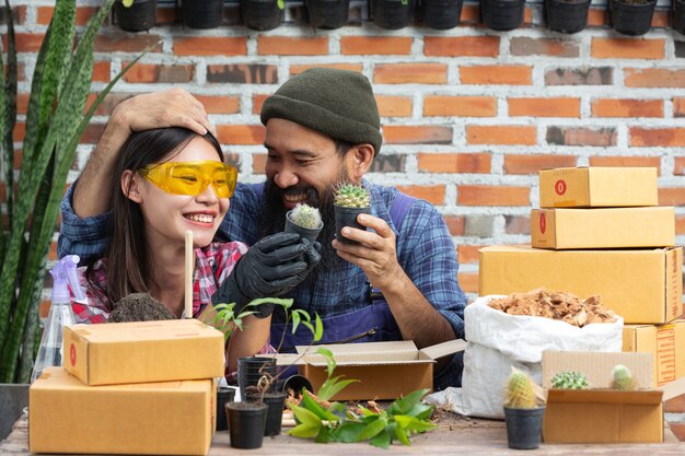 Venta de plantas en línea; parejas sonriendo mientras cultivan plantas