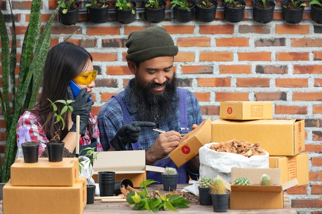 Venta de plantas en línea; los vendedores se comunican con el cliente por teléfono móvil.