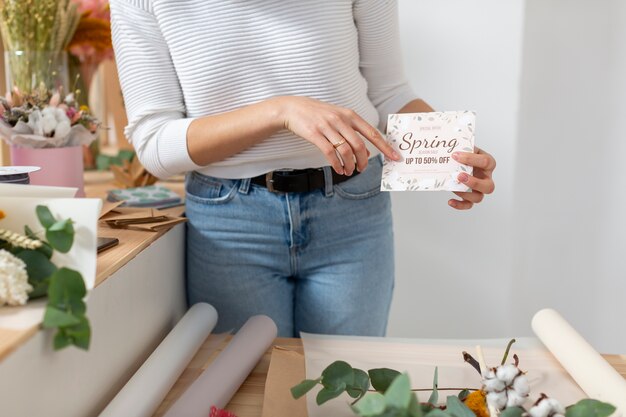 Venta de primavera de la pequeña tienda de flores de negocios y mujer