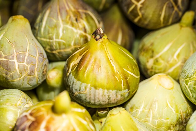 Venta de verduras de cosecha fresca en el mercado