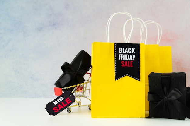 Venta de viernes negro bolsas de compras con regalos