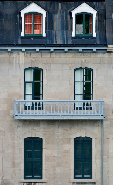 Ventana antigua del edificio viejo en la ciudad de Quebec