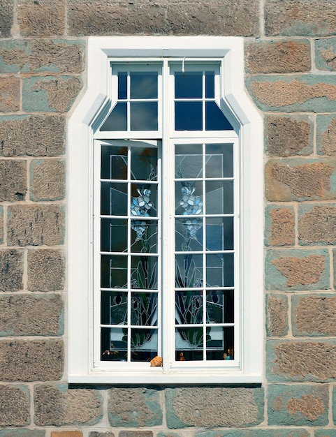 Ventana antigua del edificio viejo en la ciudad de Quebec