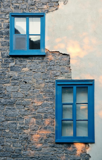 Ventana antigua del edificio viejo en la ciudad de Quebec