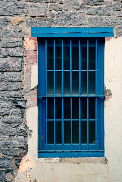 Ventana antigua del edificio viejo en la ciudad de Quebec