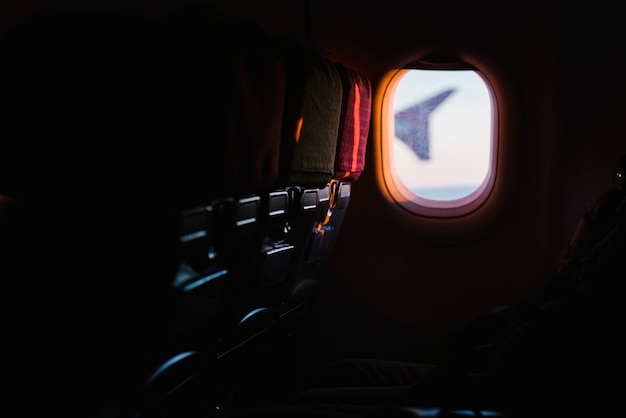 Ventana del avión desde los asientos de los pasajeros.