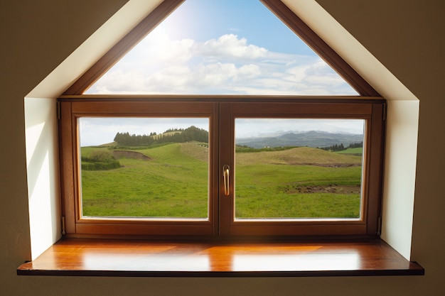 Ventana cerrada y hermosa imagen fuera del resort con vista a la naturaleza y descansando