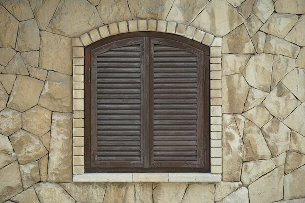 Ventana cerrada en una pared de piedra