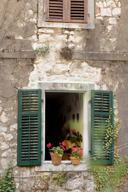 Ventana en edificio antiguo en montenegro