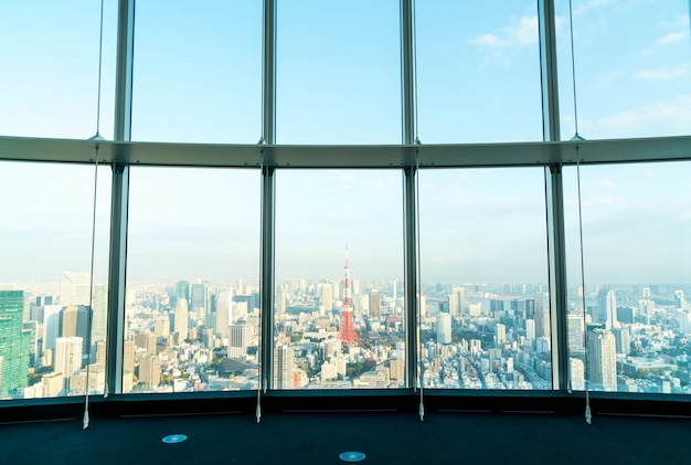 ventana del edificio con la torre de Tokio de fondo