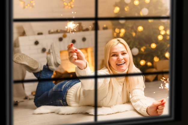 Foto gratuita ventana de navidad atmosférica, árbol de navidad.