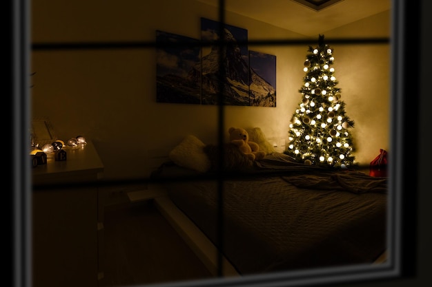 Foto gratuita ventana de navidad atmosférica, árbol de navidad.