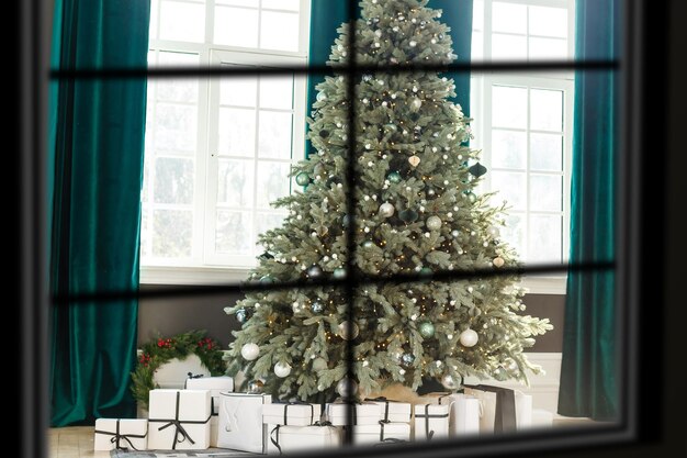 Ventana de Navidad atmosférica, árbol de Navidad.