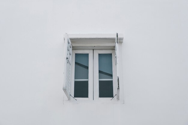 ventana en pared blanca