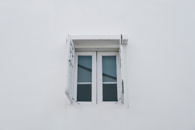 ventana en pared blanca