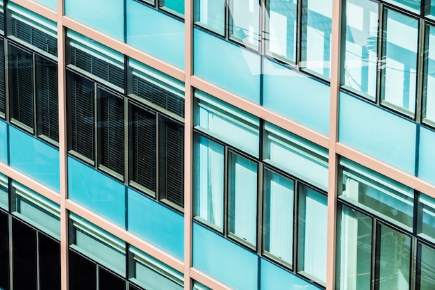 Foto gratuita ventanas con cristales azules