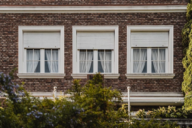 Ventanas del edificio de apartamentos en la ciudad.