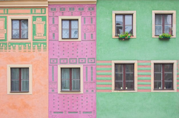 Ventanas en edificios de colores