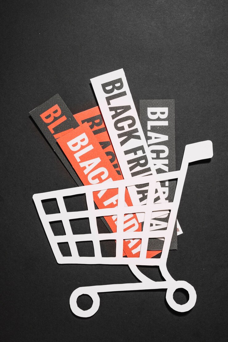 Foto gratuito las ventas del viernes negro en hojas de papel en carrito de compras