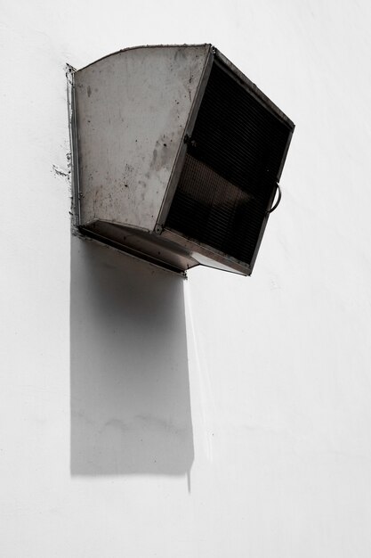 Ventilación industrial que sale de un edificio