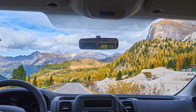 Ver los Alpes a través del parabrisas del coche mientras se conduce por la carretera con curvas
