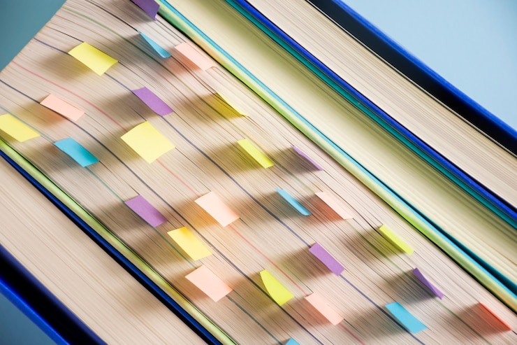 Foto gratuito ver arriba los libros con marcadores de colores