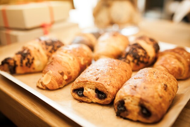 Ver desayuno croissant fondo negro