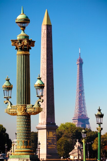 Ver a través de la Plaza de la Concordia en el centro de París