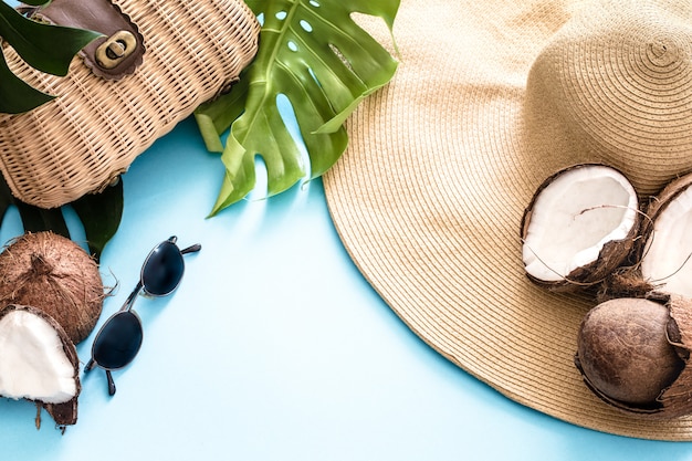 Foto gratuita verano colorido con cocos y sombrero de playa