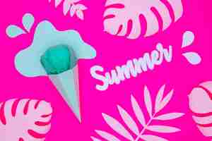 Foto gratuita verano hielo ceam y hojas de papel
