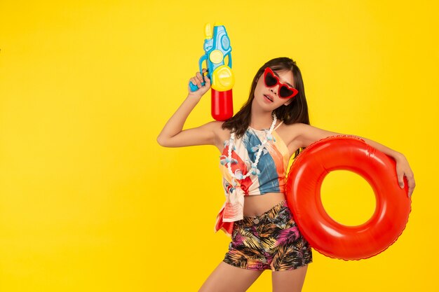 verano joven bella mujer con pistola de agua y banda de goma, vacaciones songkran