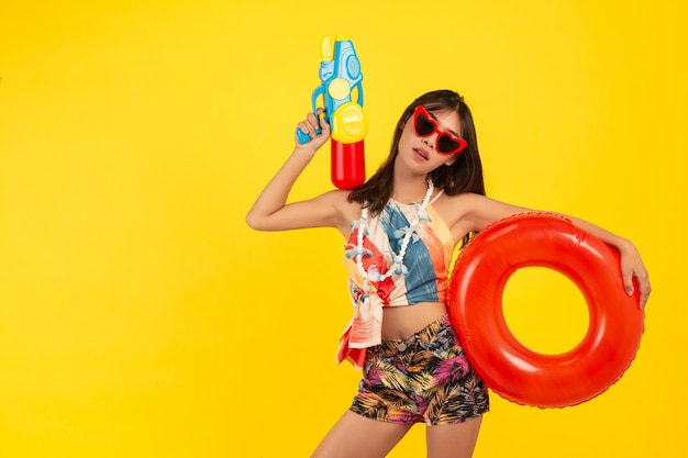 verano joven bella mujer con pistola de agua y banda de goma, vacaciones songkran