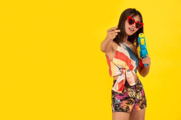 verano joven bella mujer con pistola de agua, vacaciones songkran