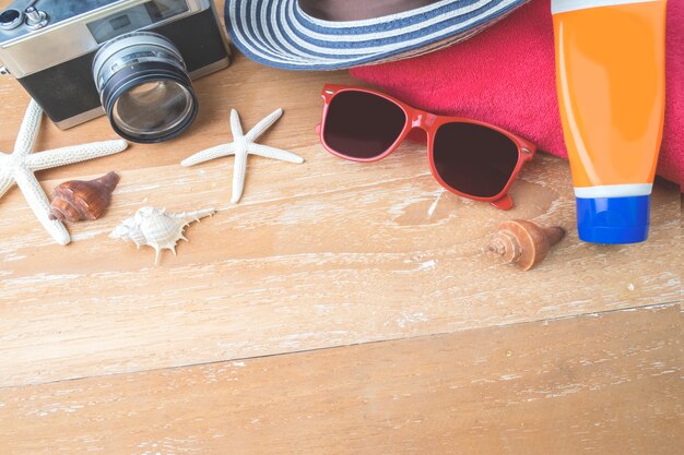 Verano de viajes accesorios de playa en tabla de madera