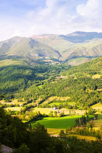 Verano vista del valle en los Pirineos