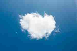 Foto gratuita verdadero corazón formas de las nubes en el cielo azul