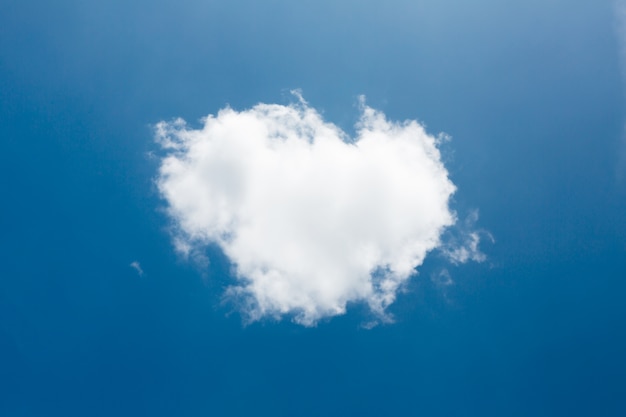 Verdadero corazón formas de las nubes en el cielo azul
