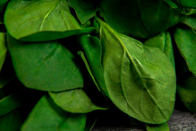 Verdes en la mesa de madera gris