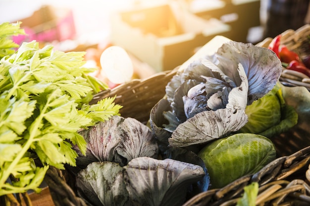 Foto gratuita verdura orgánica fresca en el mercado de agricultores