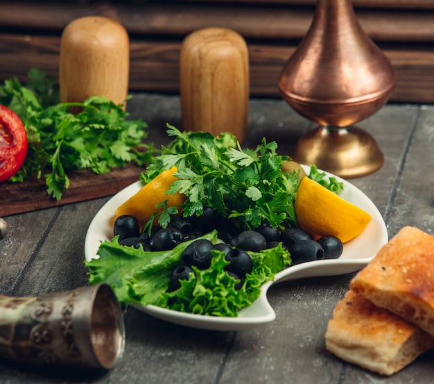 Verduras con aceitunas y limón