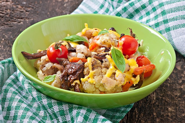 Foto gratuita verduras al horno con pollo y champiñones