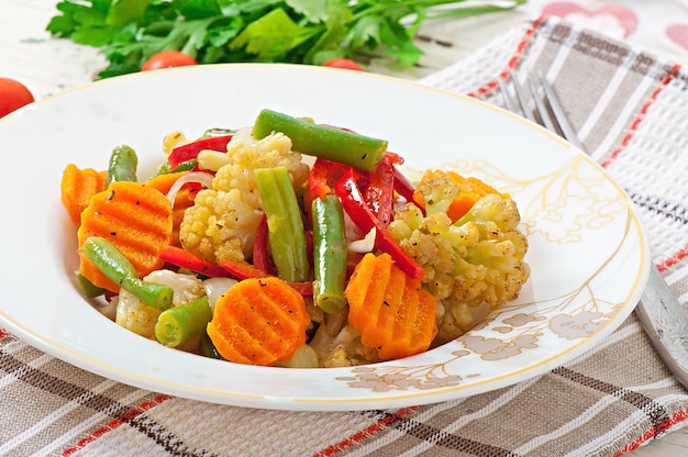 Foto gratuita verduras al vapor: coliflor, judías verdes, zanahorias y cebollas