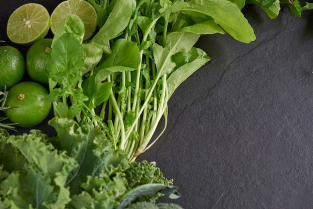 Las verduras y los alimentos de hoja oscura como un concepto de alimentación saludable de productos frescos del jardín cultivados orgánicamente como símbolo de salud.