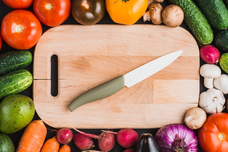 Foto gratuito verduras alrededor de la tabla de cortar