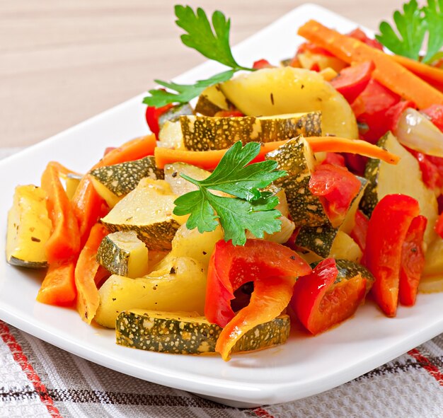 Verduras asadas: calabacín, tomate, zanahoria, cebolla y pimentón