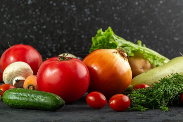 Verduras brillantes maduras verduras frescas suaves y coloridas sobre fondo gris